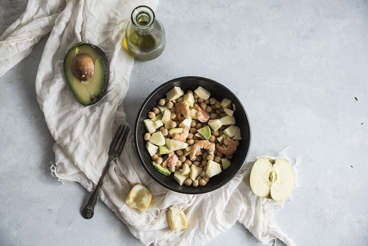 Ricette con le mele: insalata di ceci, avocado, gamberi e mela verde