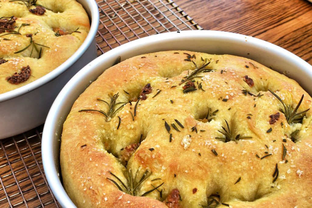prima piano di un teglia con una focaccia senza glutine
