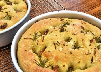 prima piano di un teglia con una focaccia senza glutine