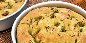 prima piano di un teglia con una focaccia senza glutine