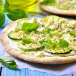 Pizza con zucchine grigliate e germogli di porro