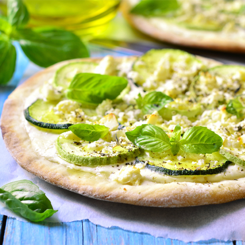 Pizza con zucchine grigliate e germogli di porro Pizza con zucchine grigliate e germogli di porro