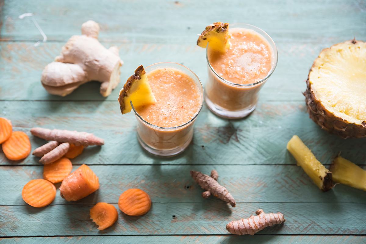 Ricette con le mele: smoothie di carota, ananas, mela e zenzero