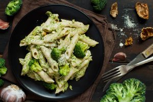 Pasta al pesto di broccoli e nocciole, un primo saporito e leggero