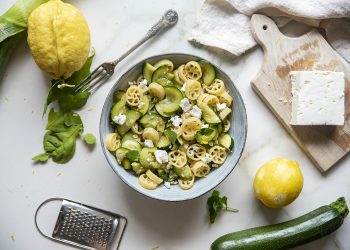 Pasta con limone, zucchine e feta