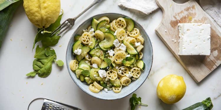 Pasta con limone, zucchine e feta