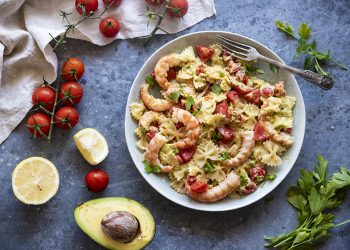 pasta con avocado gamberi e pomodorini