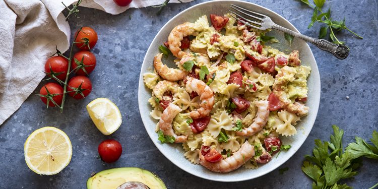 pasta con avocado gamberi e pomodorini