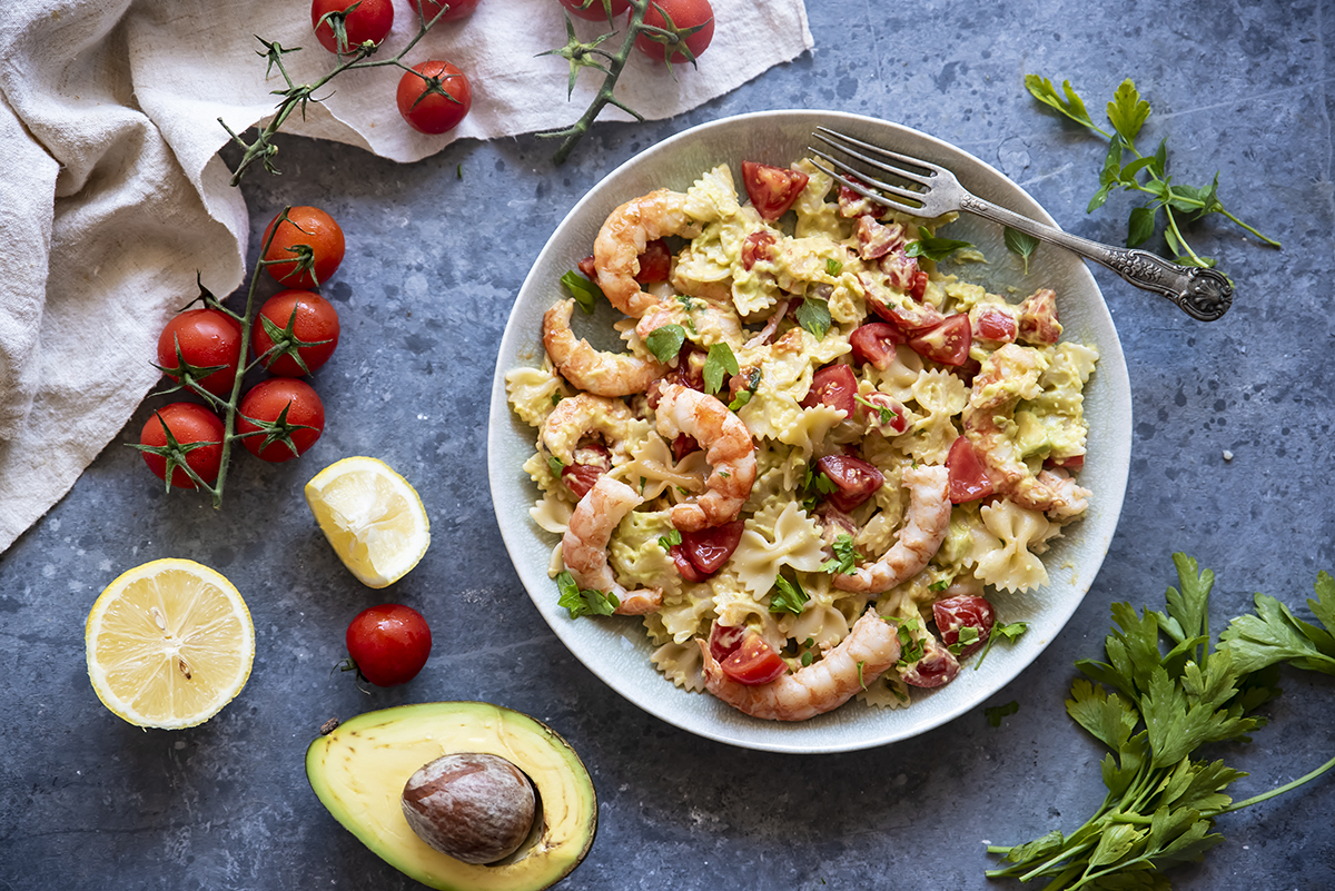 pasta con crema di avocado, pomodorini e gamberi