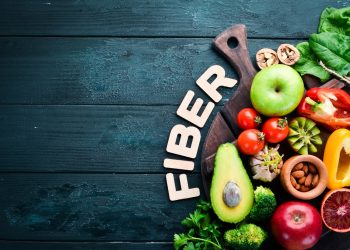 su base blu una scritta Fiber e una collezione di verdure e frutta miste