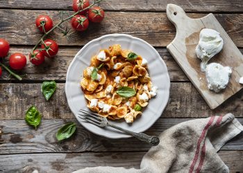 pasta fredda con peperoni mozzarella e pomodori