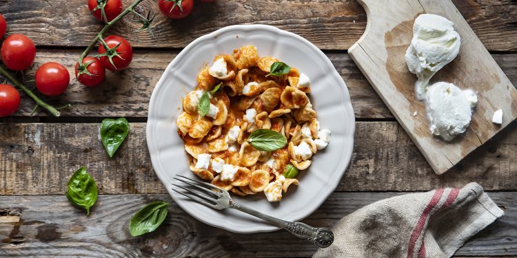 pasta fredda con peperoni mozzarella e pomodori