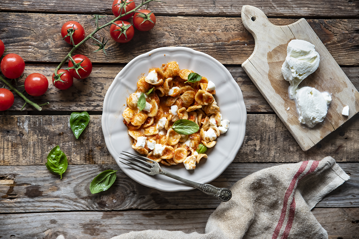 piatti unici: pasta fredda con crema di peperoni, pomodori, mozzarella e basilico