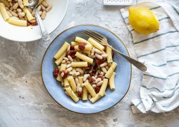 Pasta fredda con pomodori secchi, cannellini e limone