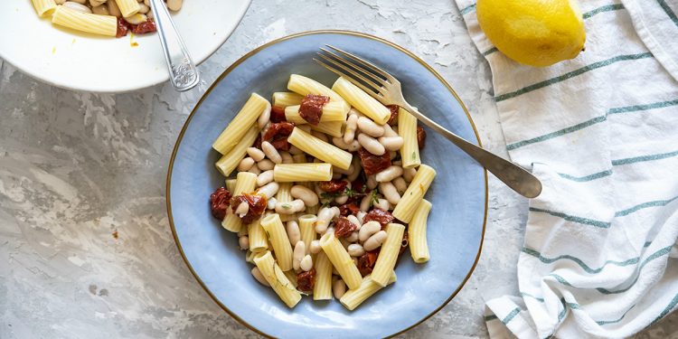 Pasta fredda con pomodori secchi, cannellini e limone