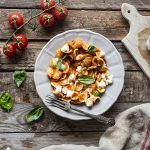 ricetta Pasta fredda con peperoni, mozzarella e pomodori al basilico