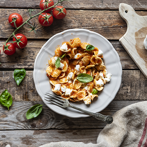 pasta fredda con crema di peperone e pomodori