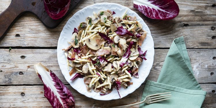 pasta fredda con radicchio e speck