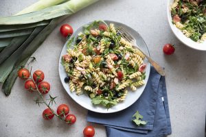 Pasta fredda con salmone, rucola e pomodorini