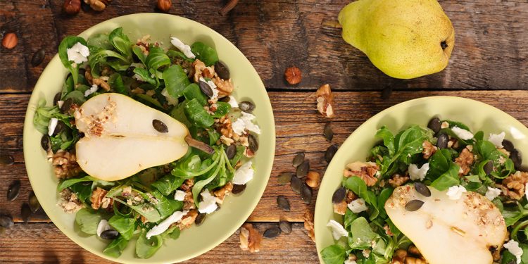 Insalata con pere, noci e feta