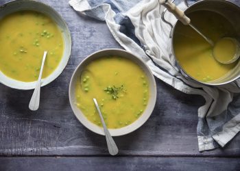 Zuppa di indivia, zafferano e piselli