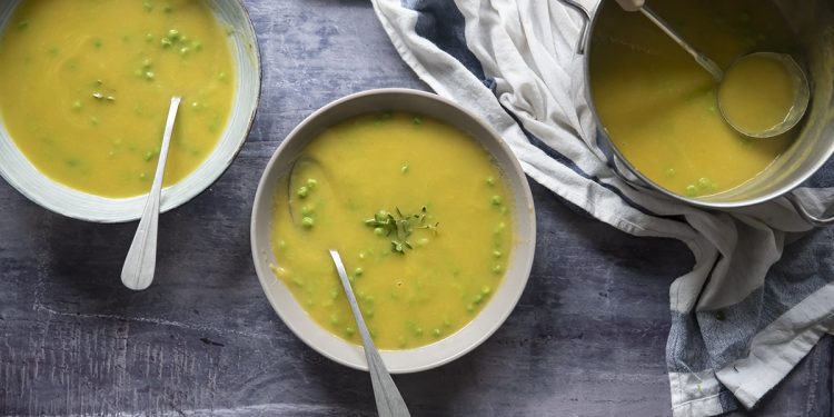 Zuppa di indivia, zafferano e piselli