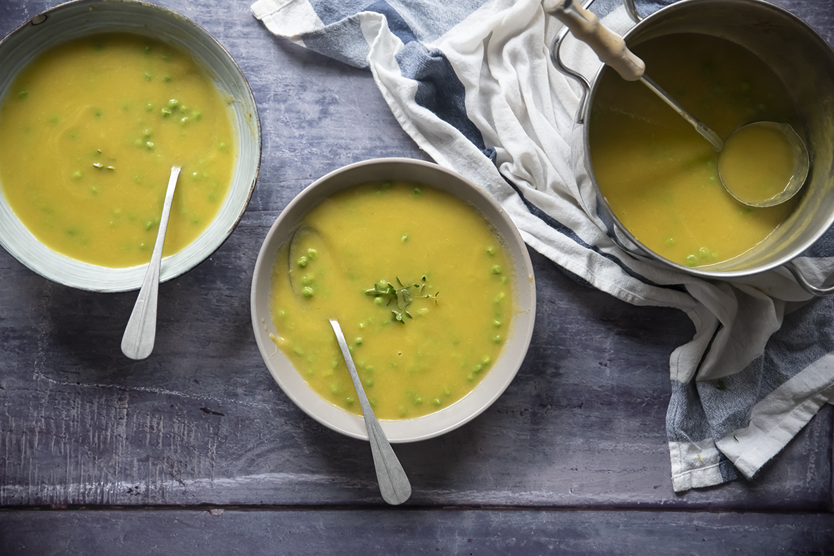 Zuppa di indivia, zafferano e piselli