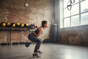 Kettlebell: che cos’è, come usarlo, benefici, esercizi, programma di allenamento per tornare in forma