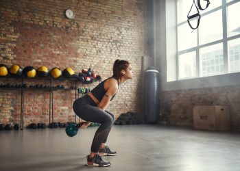 kettlebell: che cos'è, benefici, come usarlo, i migliori esercizi e programma di allenamento