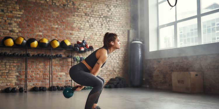 kettlebell: che cos'è, benefici, come usarlo, i migliori esercizi e programma di allenamento