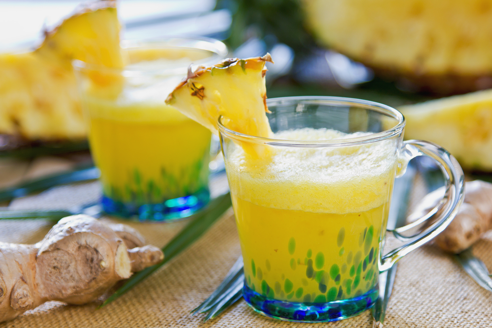 Smoothies di ananas e zenzero fresco