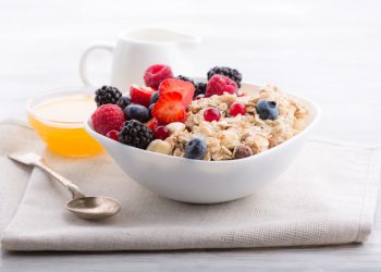 colazione dietetica: una ciotola con fiocchi di avena e frutti rossi