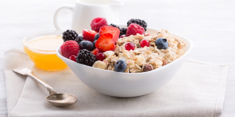 colazione dietetica: una ciotola con fiocchi di avena e frutti rossi