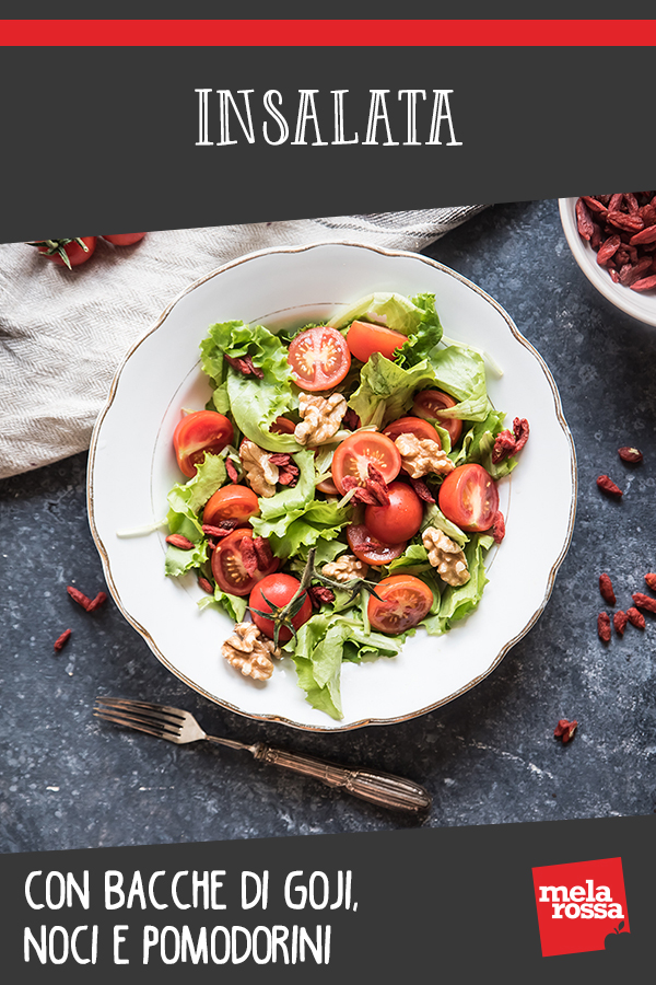 Insalata con bacche di goji, noci e pomodorini