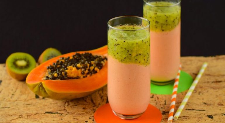 smoothie al kiwi, papaya e spremuta di pompelmo rosa