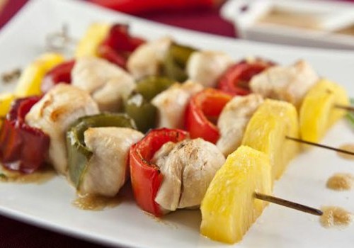spiedini di pollo ananas peperoni
