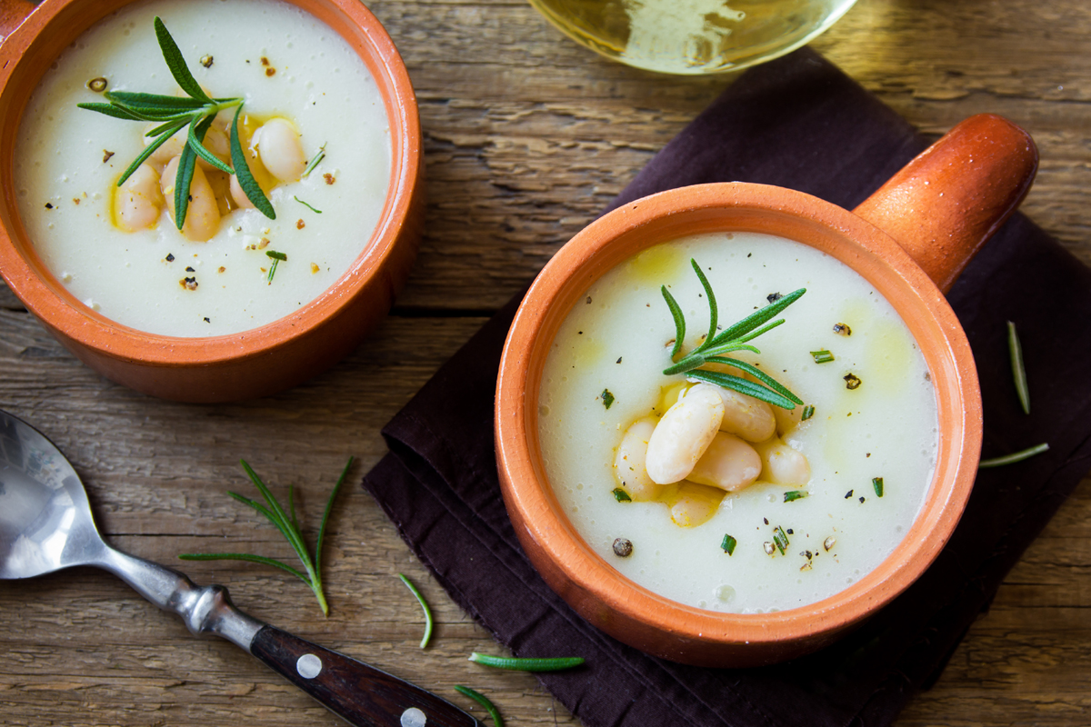 zuppa di cavolo, cipolla e fagioli