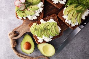 Avocado: benefici, valori nutrizionali e le ricette per gustare il frutto tropicale a dieta