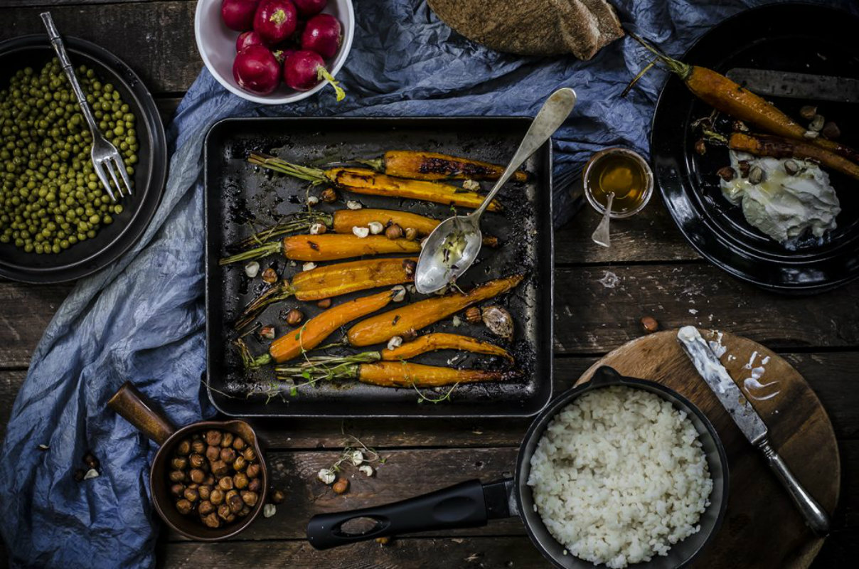 ricette con nocciole, carote arrostite con miele, timo e verdure tostate