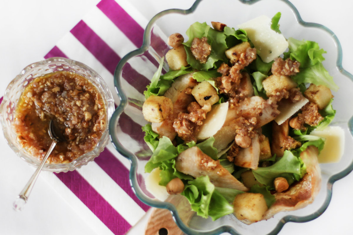 ricette con nocciole, insalata di pollo con salsa di nocciole e polenta