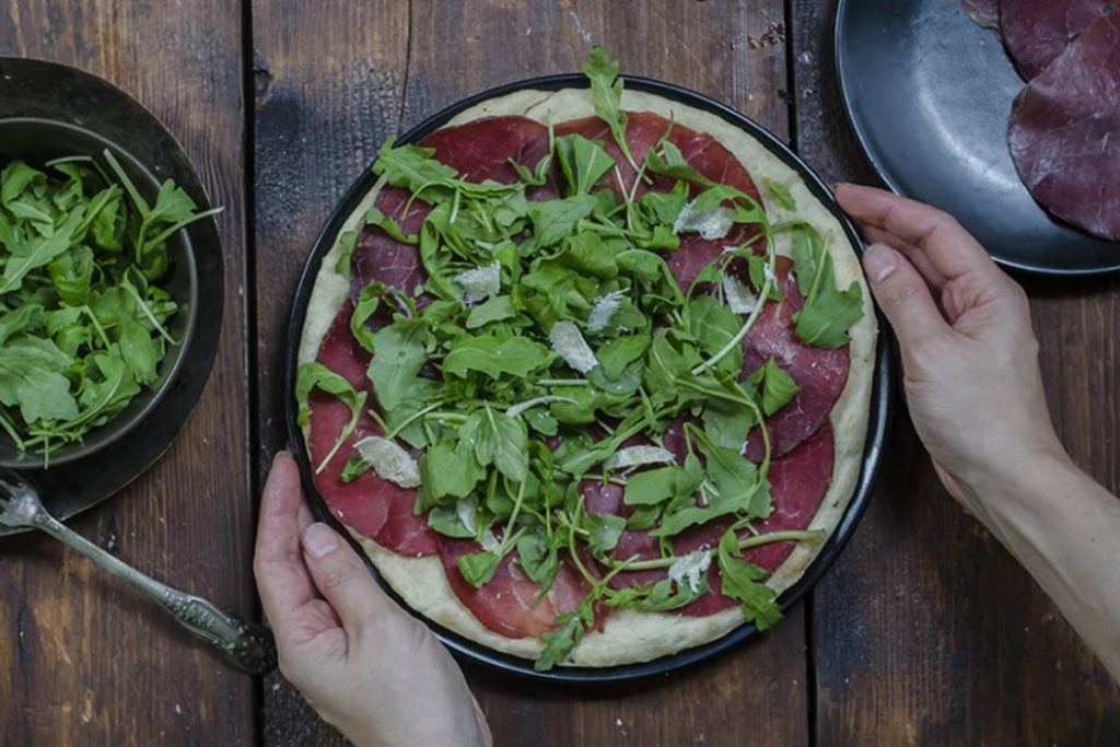 ricette con salumi focaccia rucola bresaola grana