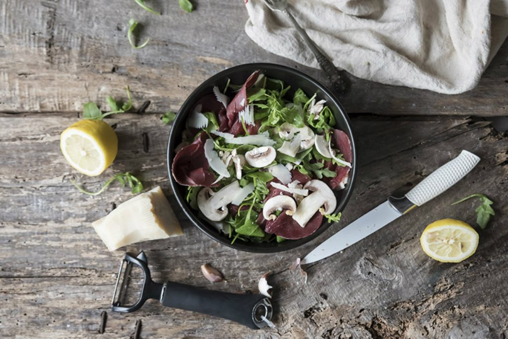 ricette con salumi, insalata di bresaola, funghi e rucola