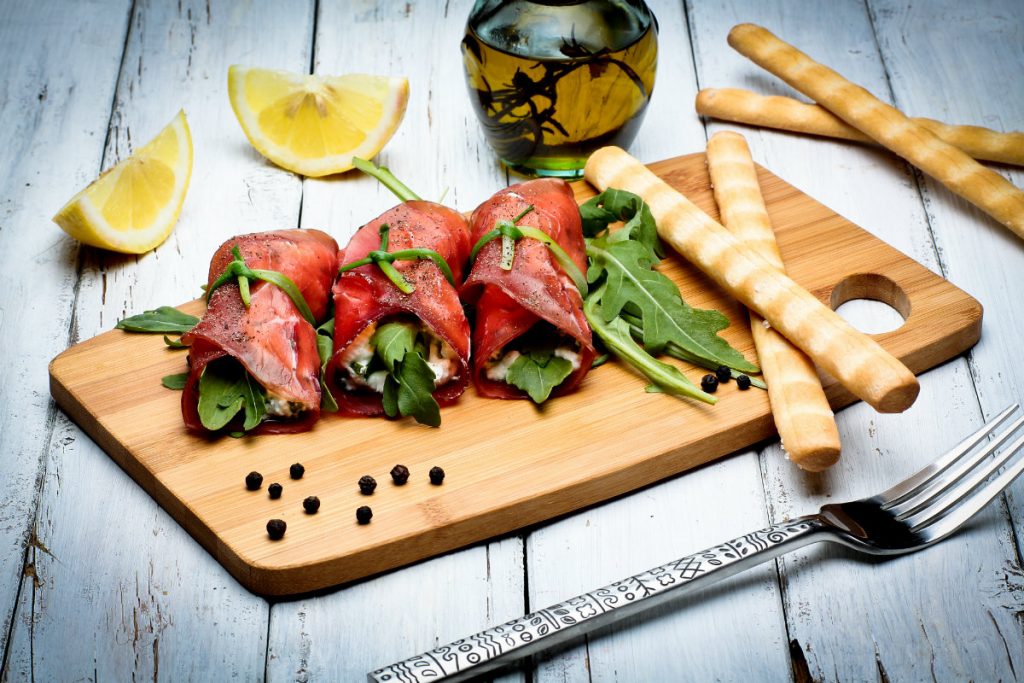 ricette con salumi, involtini di bresaola