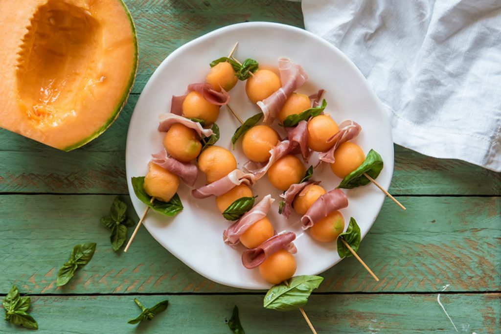 ricette con salumi, gli spiedini di prosciutto e melone