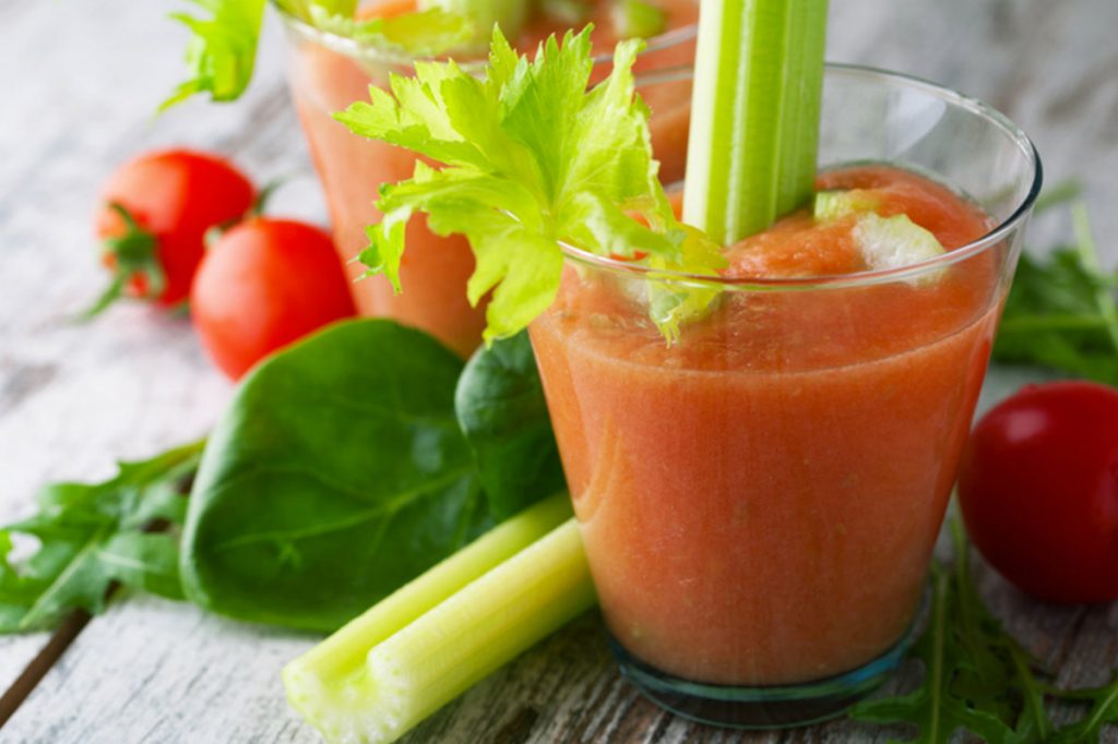 ricette con sedano, smoothie pomodoro e sedano