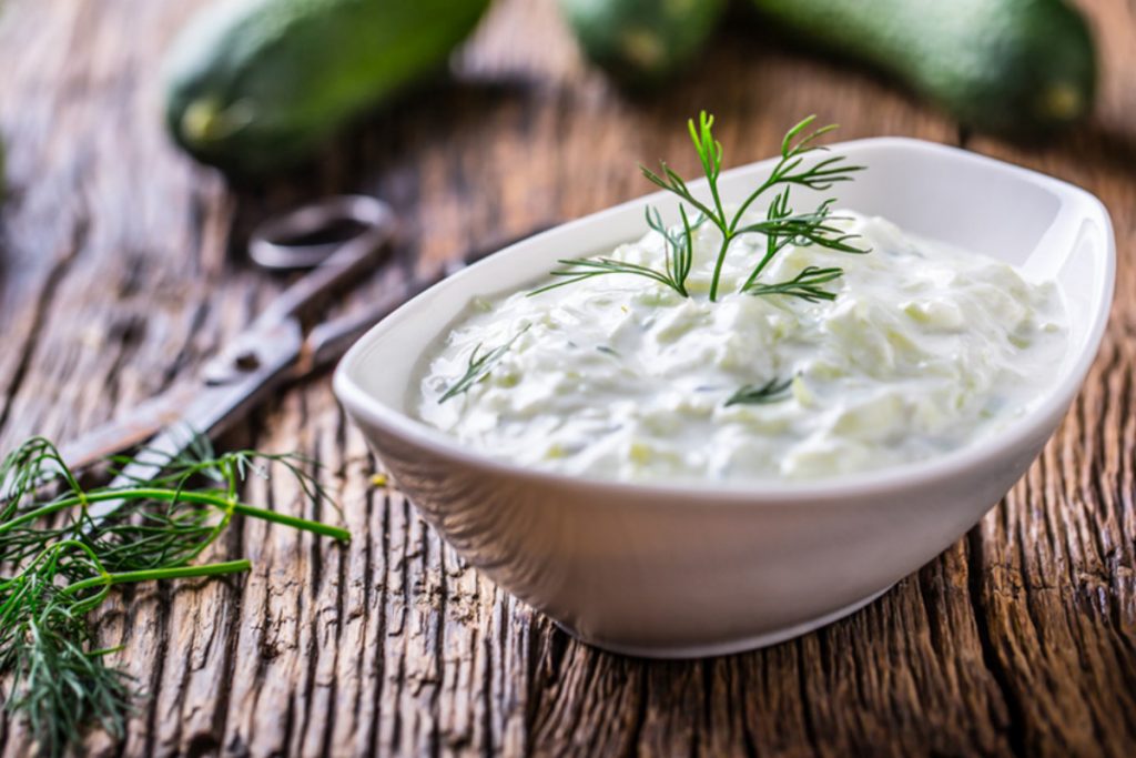 salsa tzatziki, la salsa greca con yogurt, cetrioli e aglio