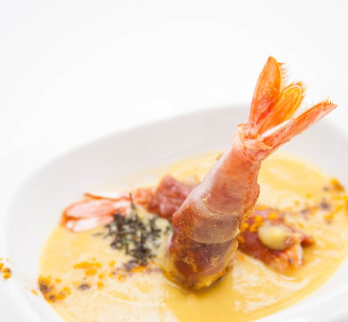 Emulsione di ceci alla curcuma e gambero con prosciutto