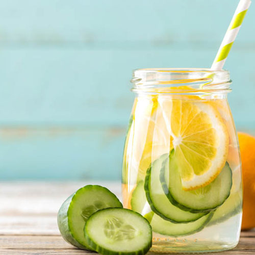 Acqua aromatizzata al limone e cetriolo