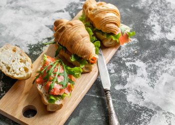 Cornetti salati con salmone ricotta e rucola