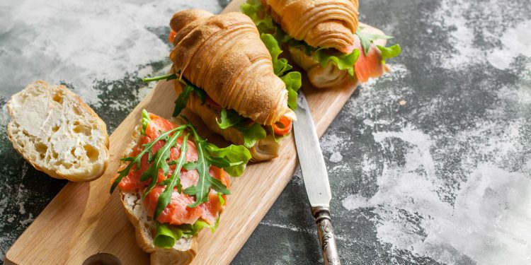 Cornetti salati con salmone ricotta e rucola